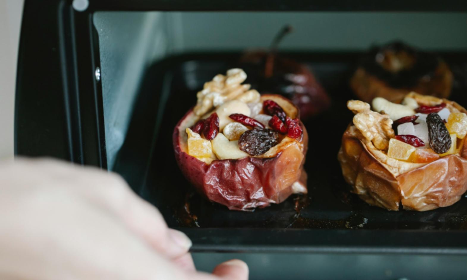 Espacio de cocina organizado con utensilios esenciales y luz natural