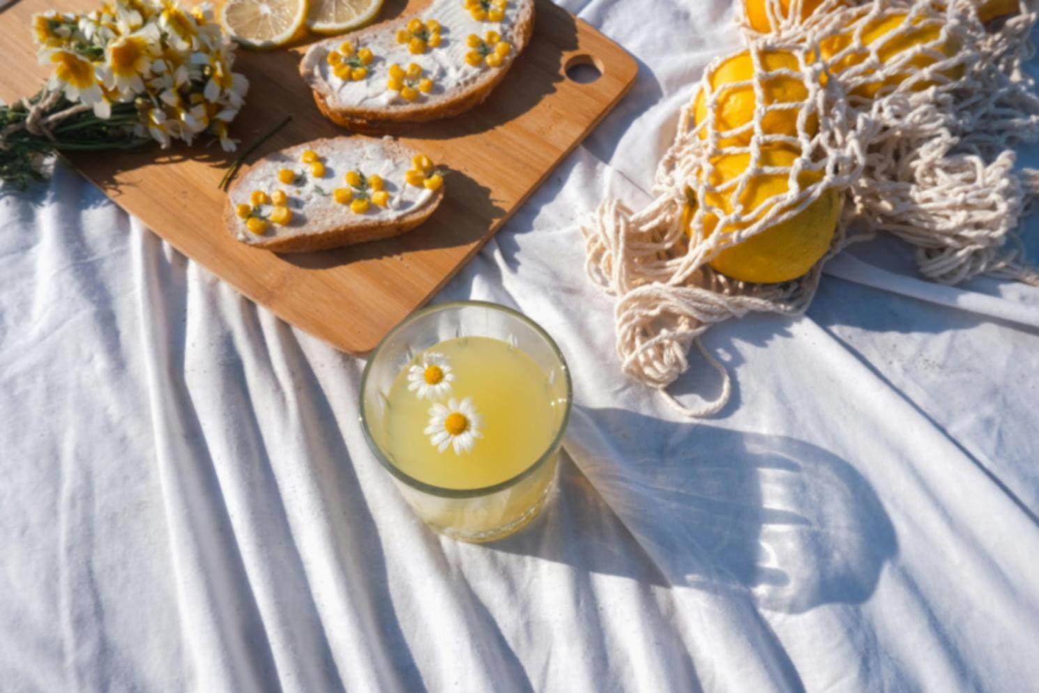 Ingredientes frescos de mercado local organizados sobre una mesa de madera rústica