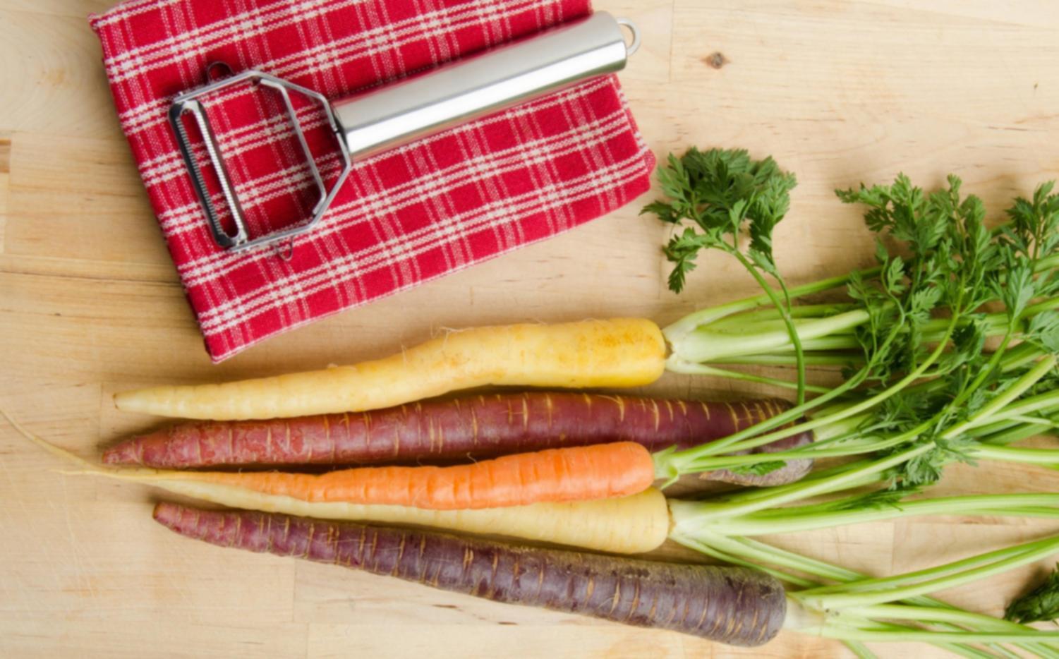 Cocina doméstica equipada con ingredientes preparados para cocinar